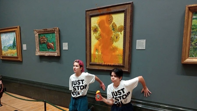 Искусствовед призвал сурово наказать обливших супом картину Ван Гога активисток