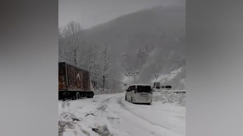 На перевале в Приморье из-за снегопада застряли автобусы. Видео