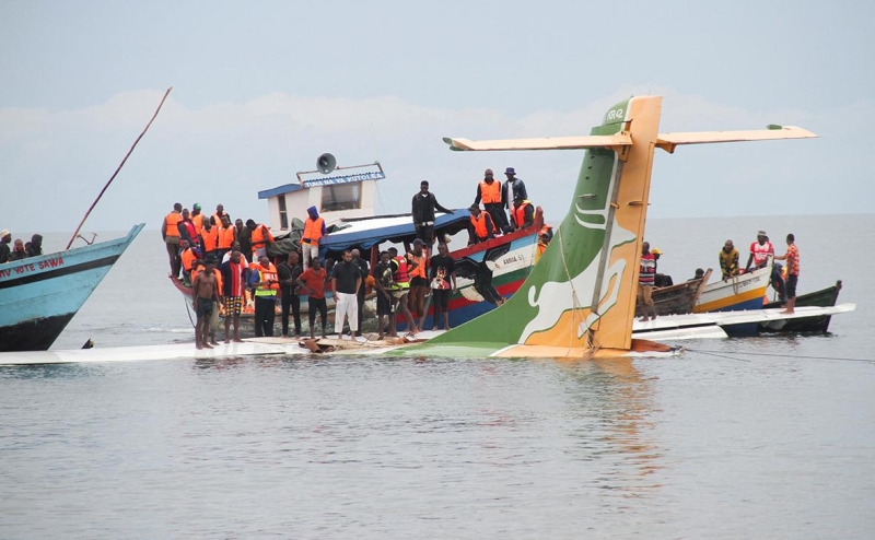 Число жертв крушения самолета в Танзании выросло до 19