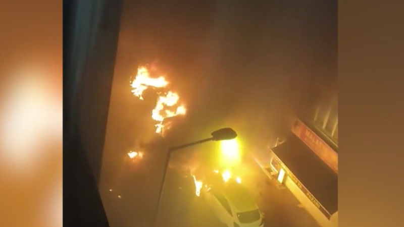 В центре Стамбула загорелись несколько автомобилей