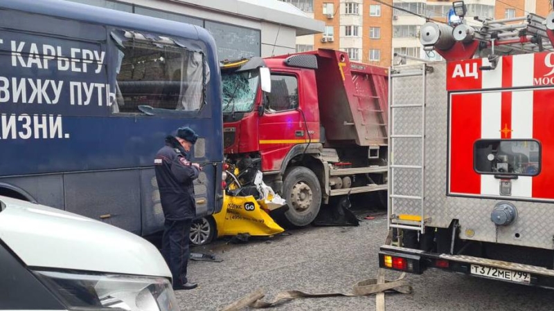 В ДТП с автобусом, грузовиком и такси в Москве погибли два человека