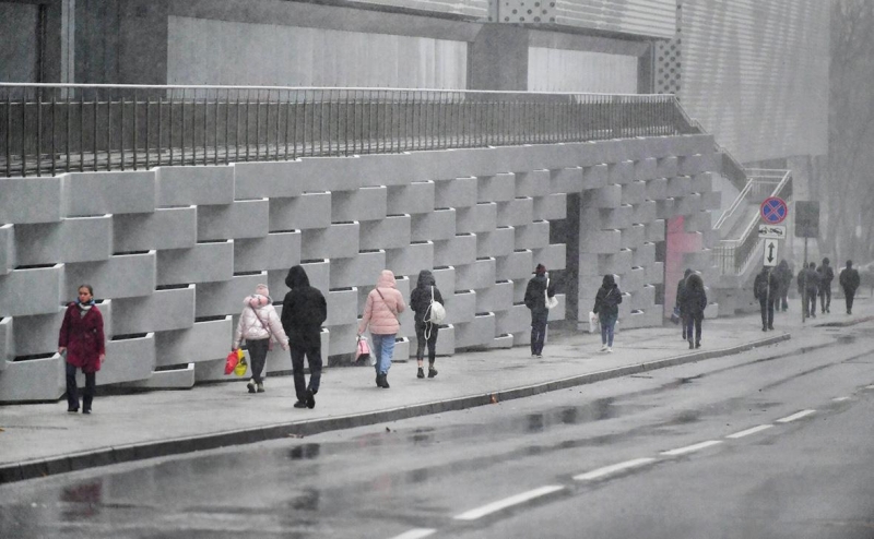 Как «тропический дождь» в Москве в декабре затопил улицы. Видео