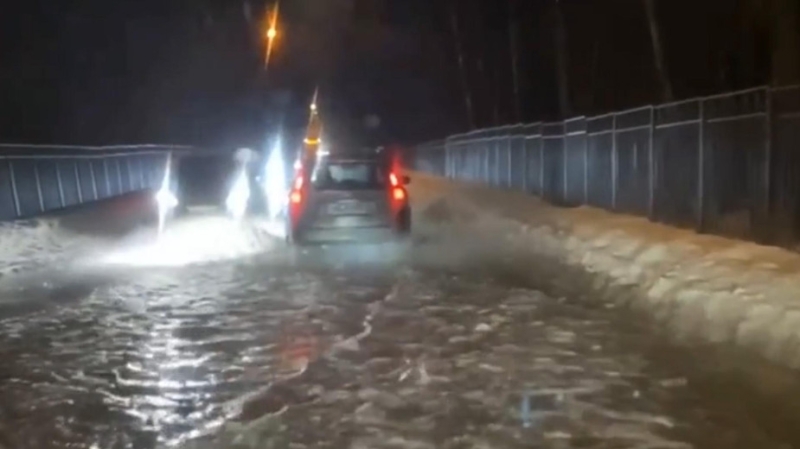 Как «тропический дождь» в Москве в декабре затопил улицы. Видео