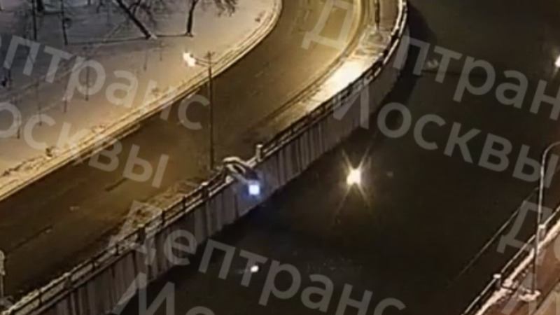 В Москве автомобиль съехал в Яузу. Видео