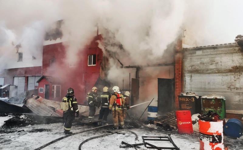 На севере Москвы в загоревшихся складах произошло обрушение на 500