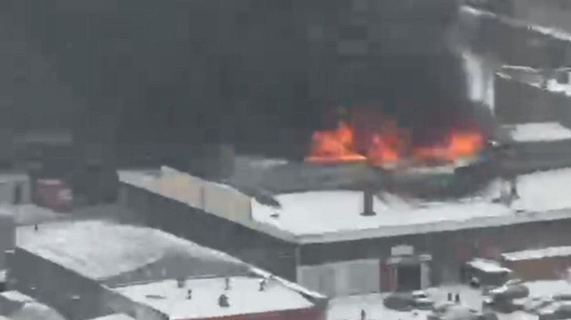 На севере Москвы в загоревшихся складах произошло обрушение на 500