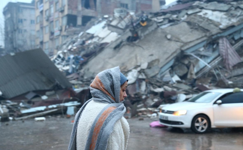 Число погибших при землетрясении в Турции достигло почти 3000