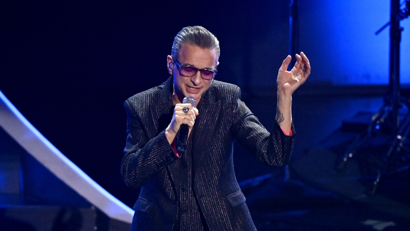 Улетай: Depeche Mode отправились в космос, Майли Сайрус — на каникулы
