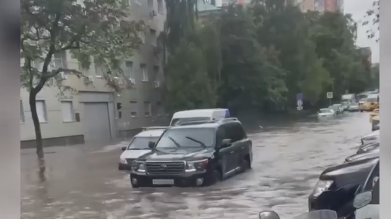 Озеро в лобби ТЦ, машины по капот в воде: последствия ливня в Москве